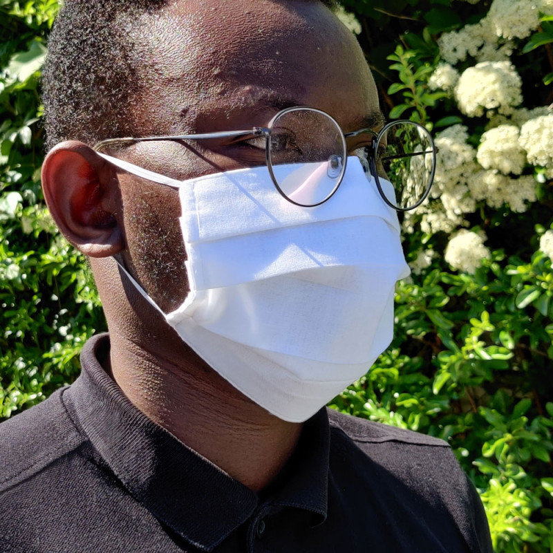 Masque barrière en tissu blanc sur modèle