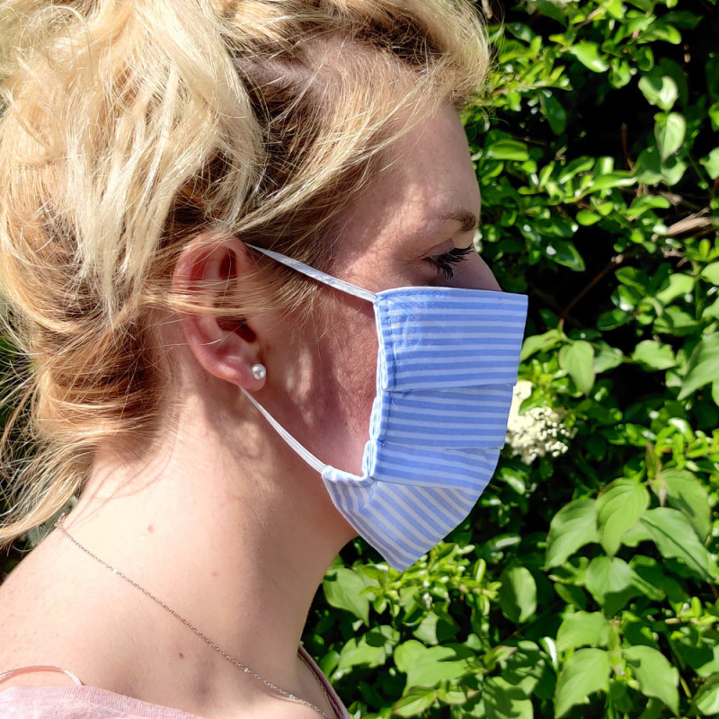 Masque barrière en tissu - Petites rayures bleu clair et blanc sur modèle