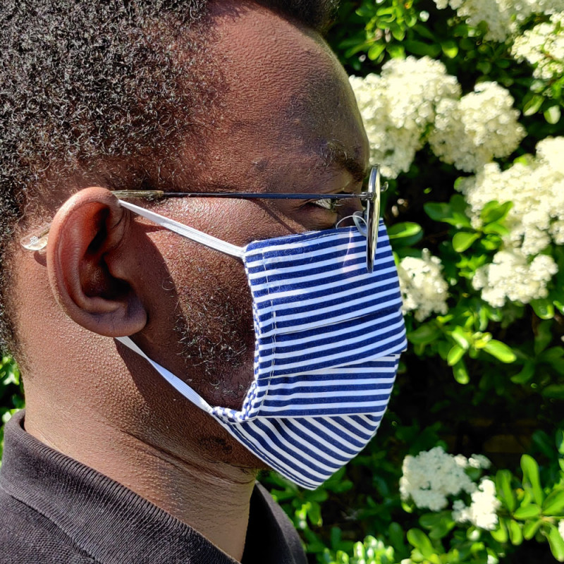 Masque barrière en tissu - Grandes rayures noir et blanc sur modèle