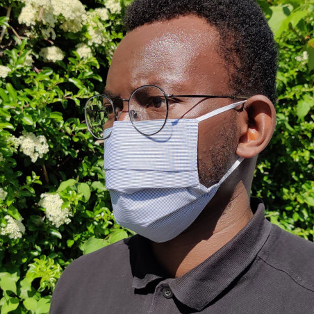 Masque barrière en tissu - Petites rayures noir et blanc sur modèle